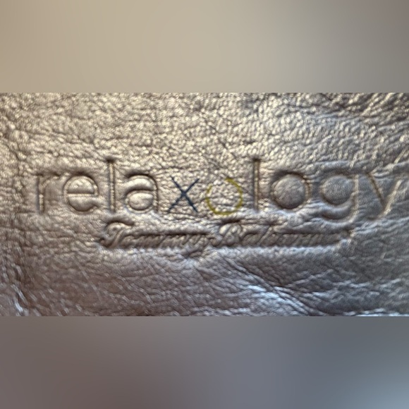 Tommy Bahama | ladies Relaxology lonna Leather Flip Flops. Size: 11 - Picture 3 of 16